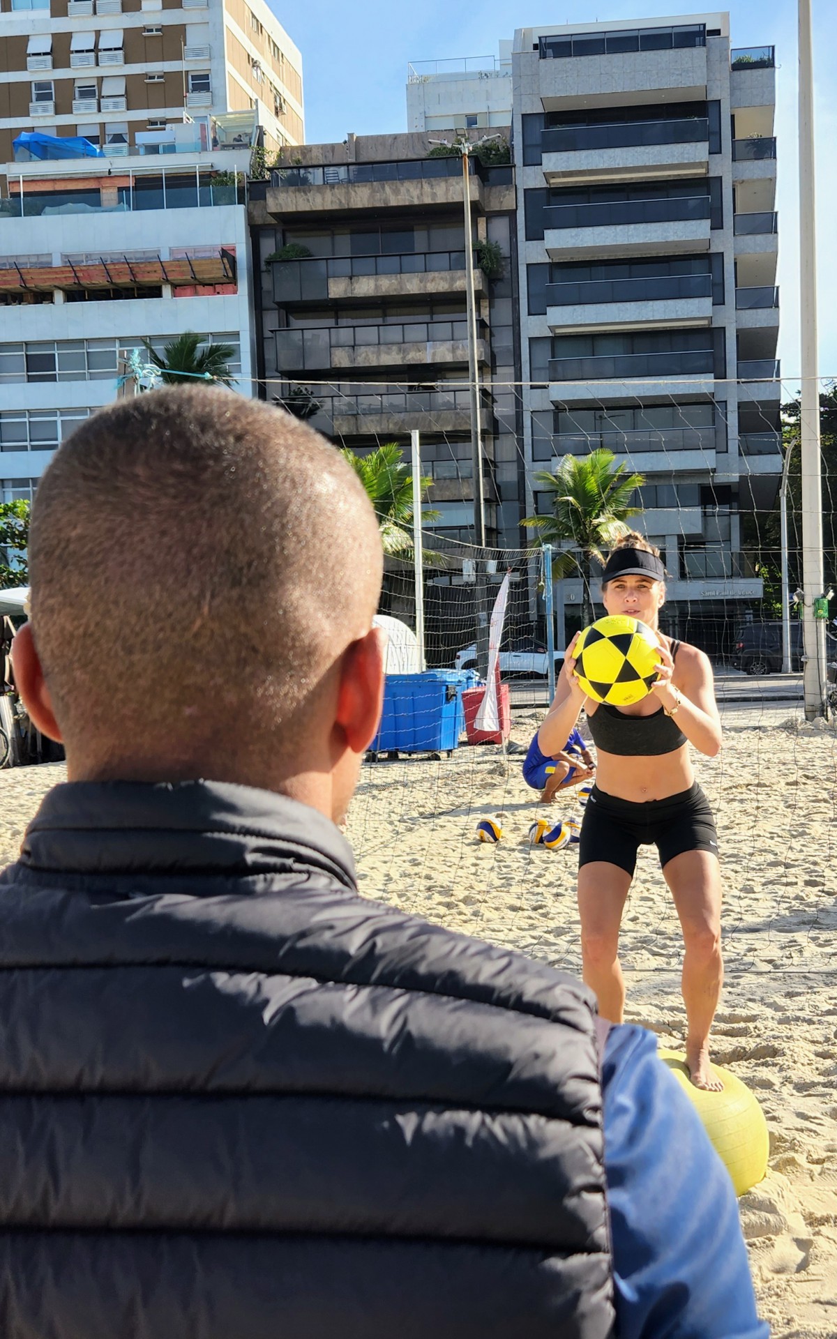 Luiza Valdetaro faz treino funcional em praia do Rio