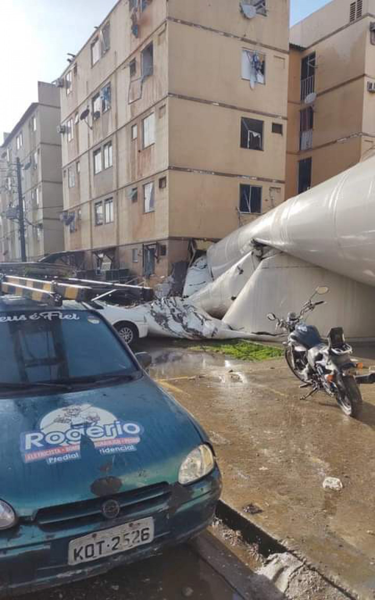 Reservat&oacute;rio de &aacute;gua no ch&atilde;o e parede de pr&eacute;dio danificada ap&oacute;s acidente