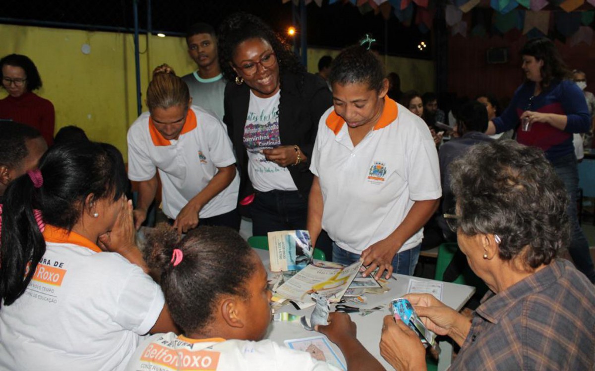 A chefe de Divis&atilde;o de Educa&ccedil;&atilde;o de Jovens e Adultos, Thatiana Barbosa, supervisionou a confec&ccedil;&atilde;o dos trabalhos