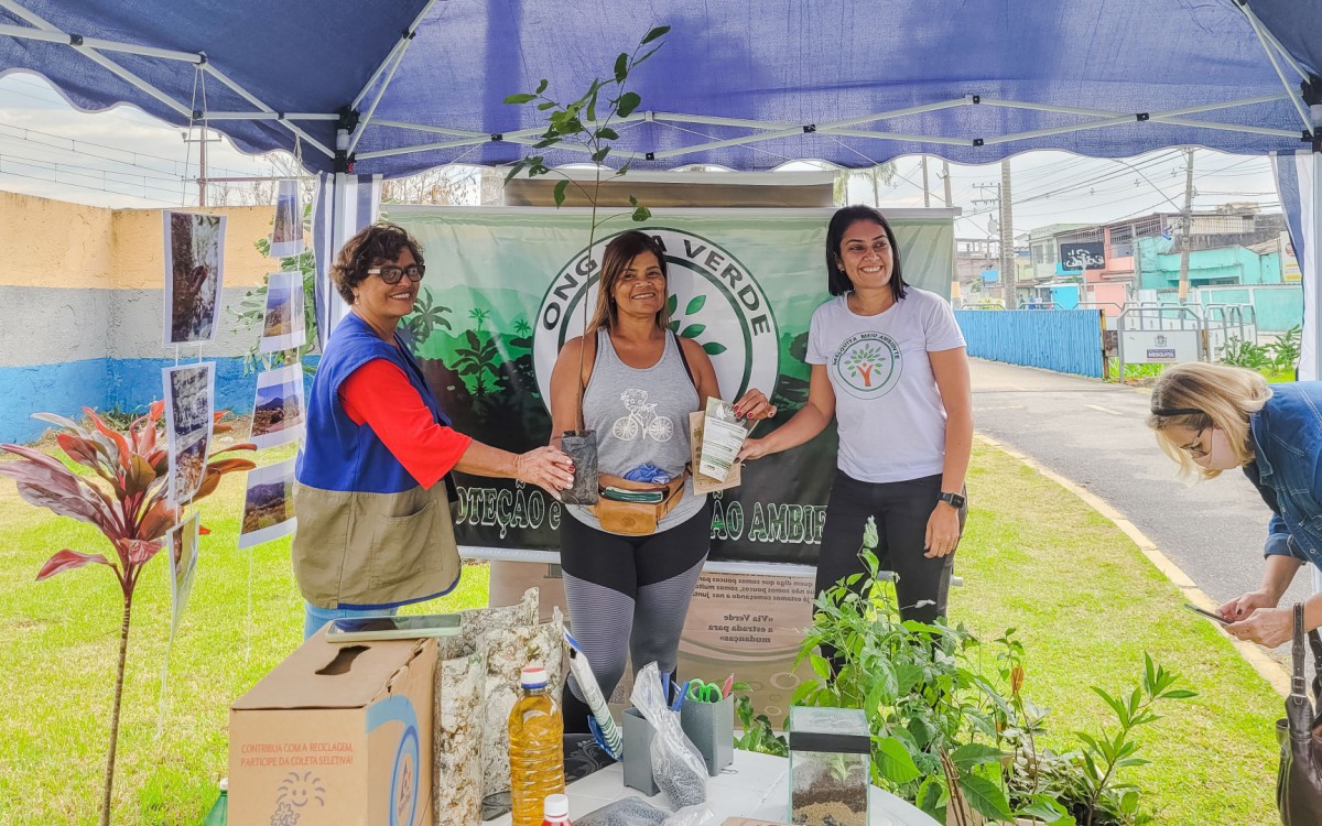 Foram distribu&iacute;das, tamb&eacute;m, plantas para os transeuntes da Avenida Baronesa de Mesquita
