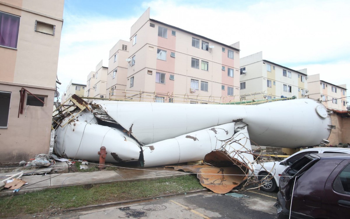 Reservat&oacute;rio de &aacute;gua no ch&atilde;o e parede de pr&eacute;dio danificada ap&oacute;s acidente
