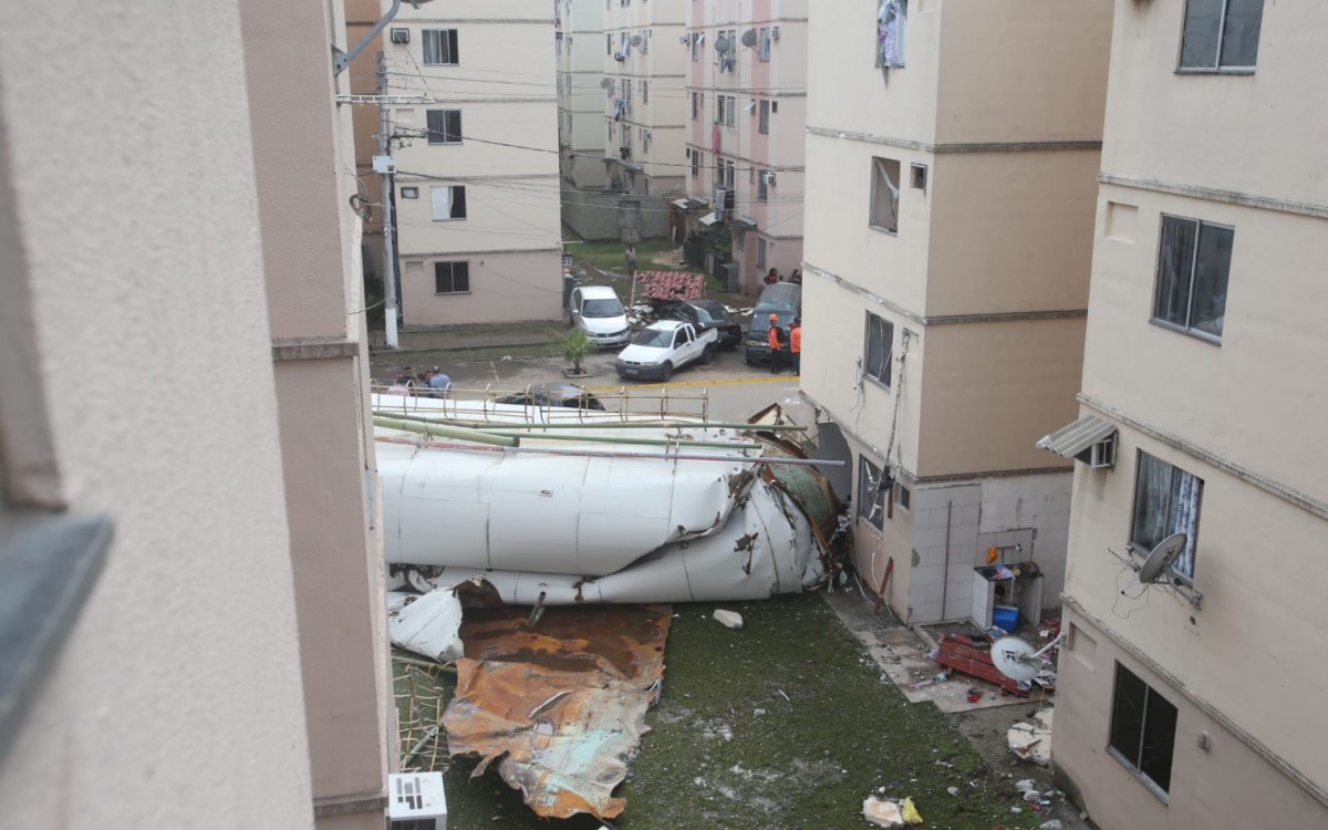 Reservat&oacute;rio de &aacute;gua no ch&atilde;o e parede de pr&eacute;dio danificada ap&oacute;s acidente