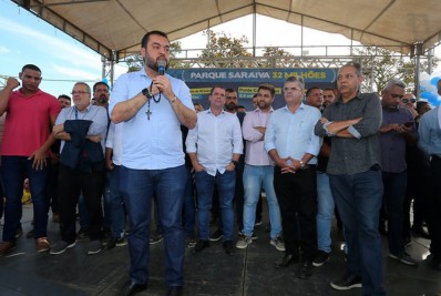 Adversários se encontram no palanque de Cláudio Castro em Campos