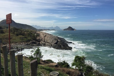Bombeiros buscam homem desaparecido no mar em Grumari
