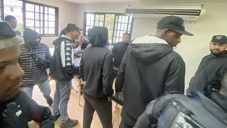 Jornalista do Grupo Globo se revolta com invasão no CT do Botafogo: 'Chega dessa várzea'