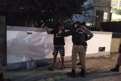 Homem que tentava arrombar veículos em estacionamento de hospital é preso em Niterói