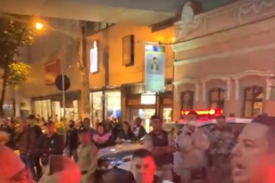 Vídeo: vereadores discutem em manifestação sobre exposição LGBTQIA+ em shopping de Niterói