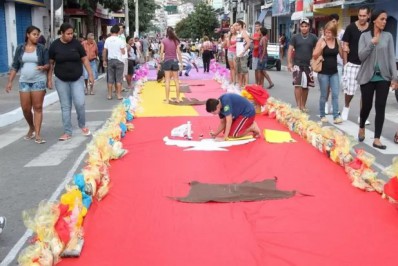 Após dois anos, confecção de tapete de sal volta a acontecer em Arraial do Cabo