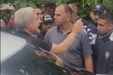 Luís Castro conversa com torcedores do Botafogo após invasão: 'Lutar não é sinônimo de ganhar'