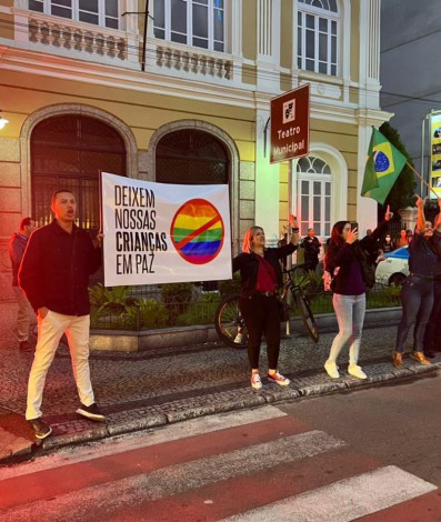  Vereadora Benny Briolly (PSOL) e vereador bolsonarista Douglas Gomes (PTC) discutem em manifestação na entrada do Plaza Shopping, em Niterói - Divulgação