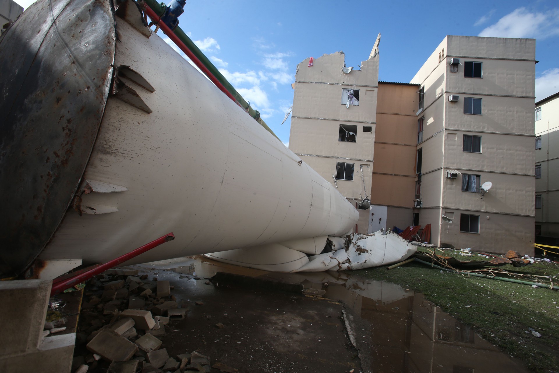 RJ - Caixa d'&aacute;gua cai de alto de pr&eacute;dio em Santa Cruz, Rio de Janeiro, nesta quarta (15). - Arquivo/Cl&eacute;ber Mendes/Ag&ecirc;ncia O Dia