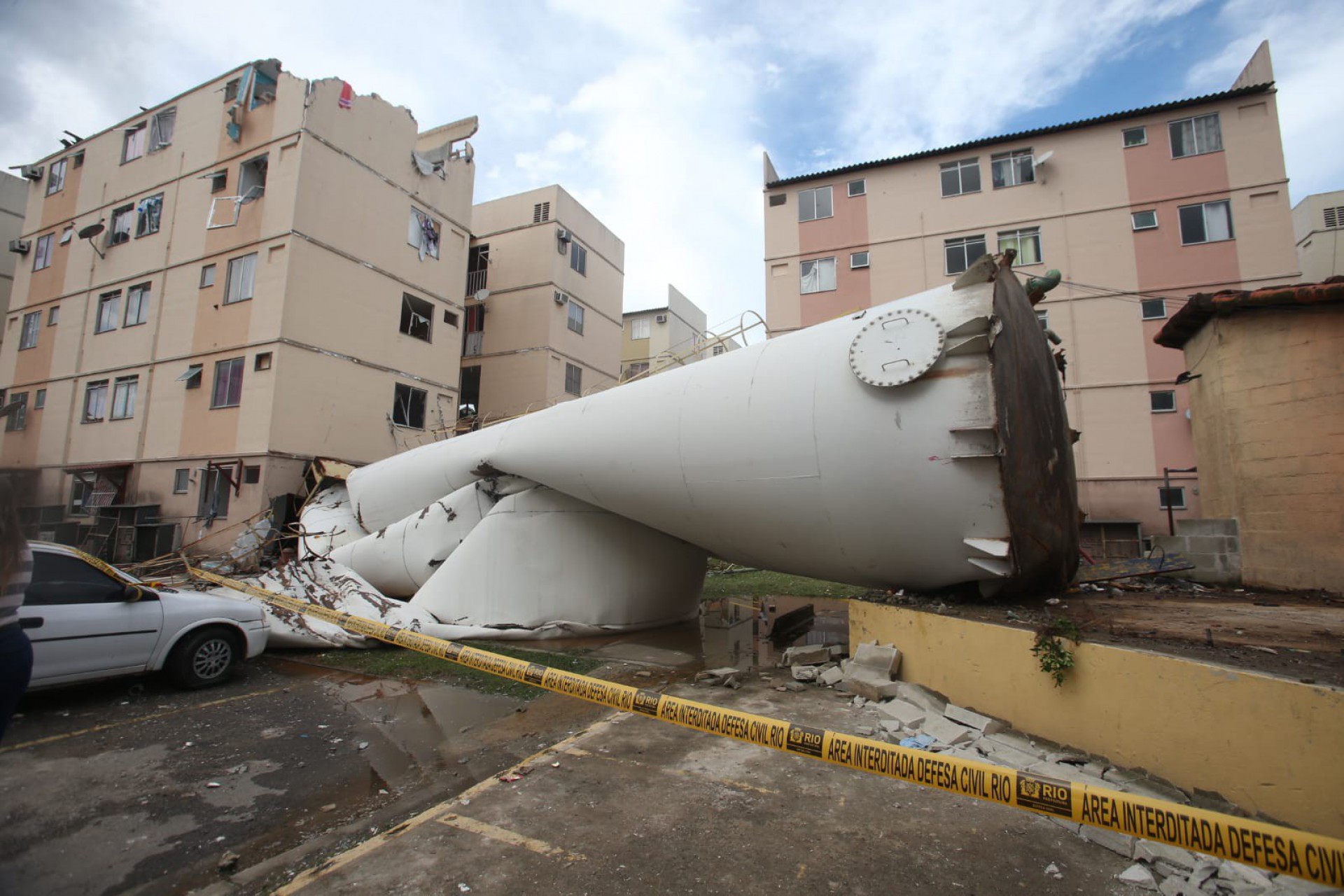 Reservatório de água no chão e parede de prédio danificada após acidente - Cléber Mendes/Agência O Dia