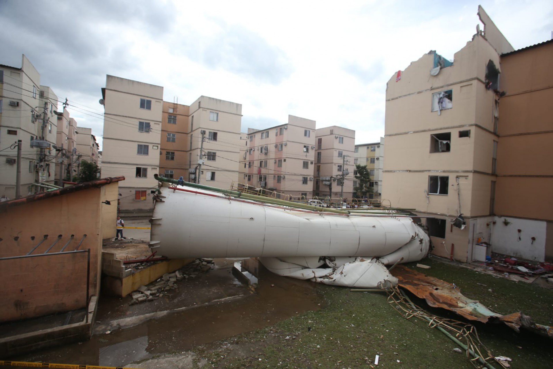 Caixa d'água desabou e causou alagamento em diversos apartamentos do condomínio - Cléber Mendes/Agência O Dia