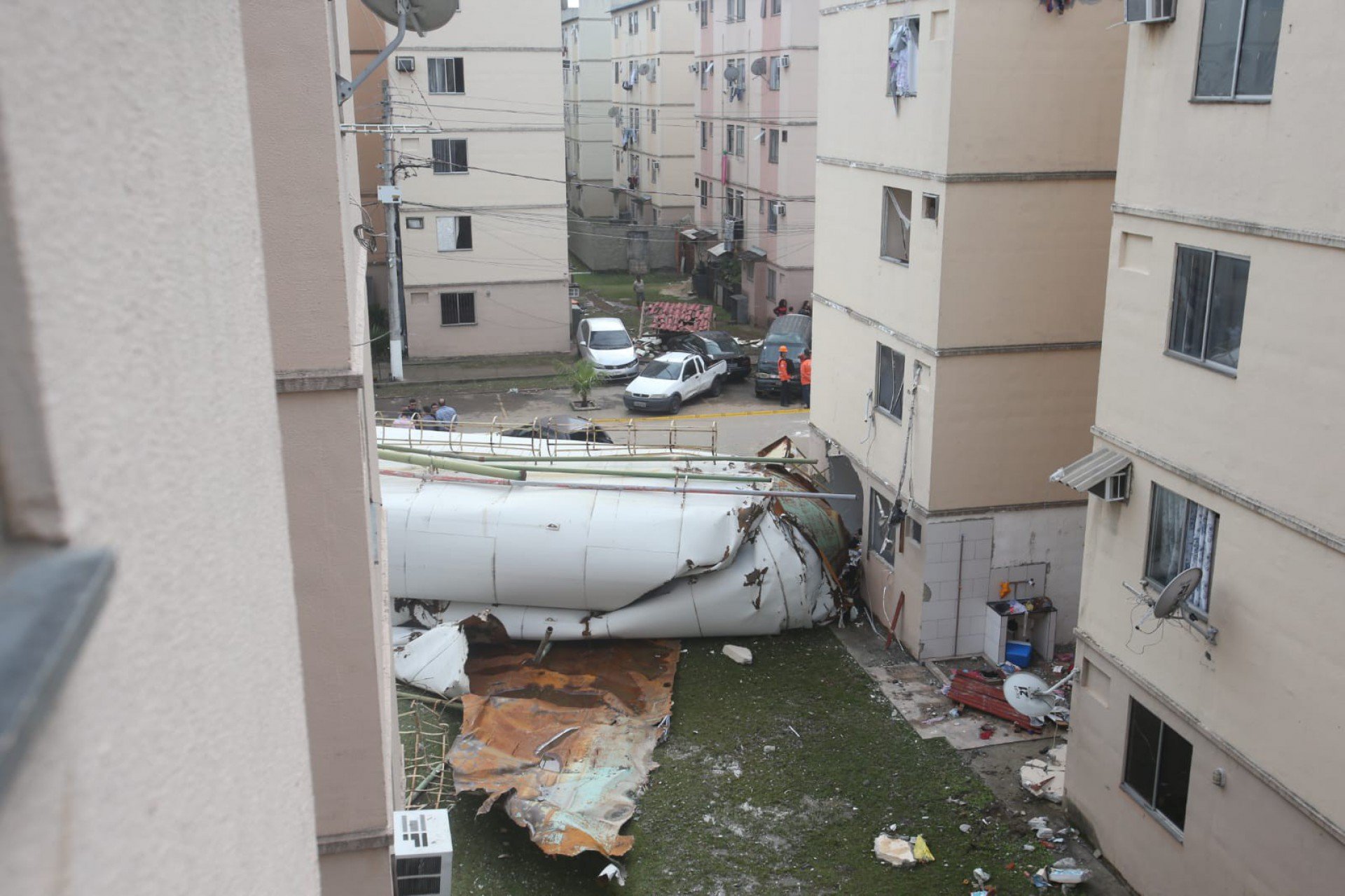 Caixa d'água desabou e causou alagamento em diversos apartamentos do condomínio - Cléber Mendes/Agência O Dia