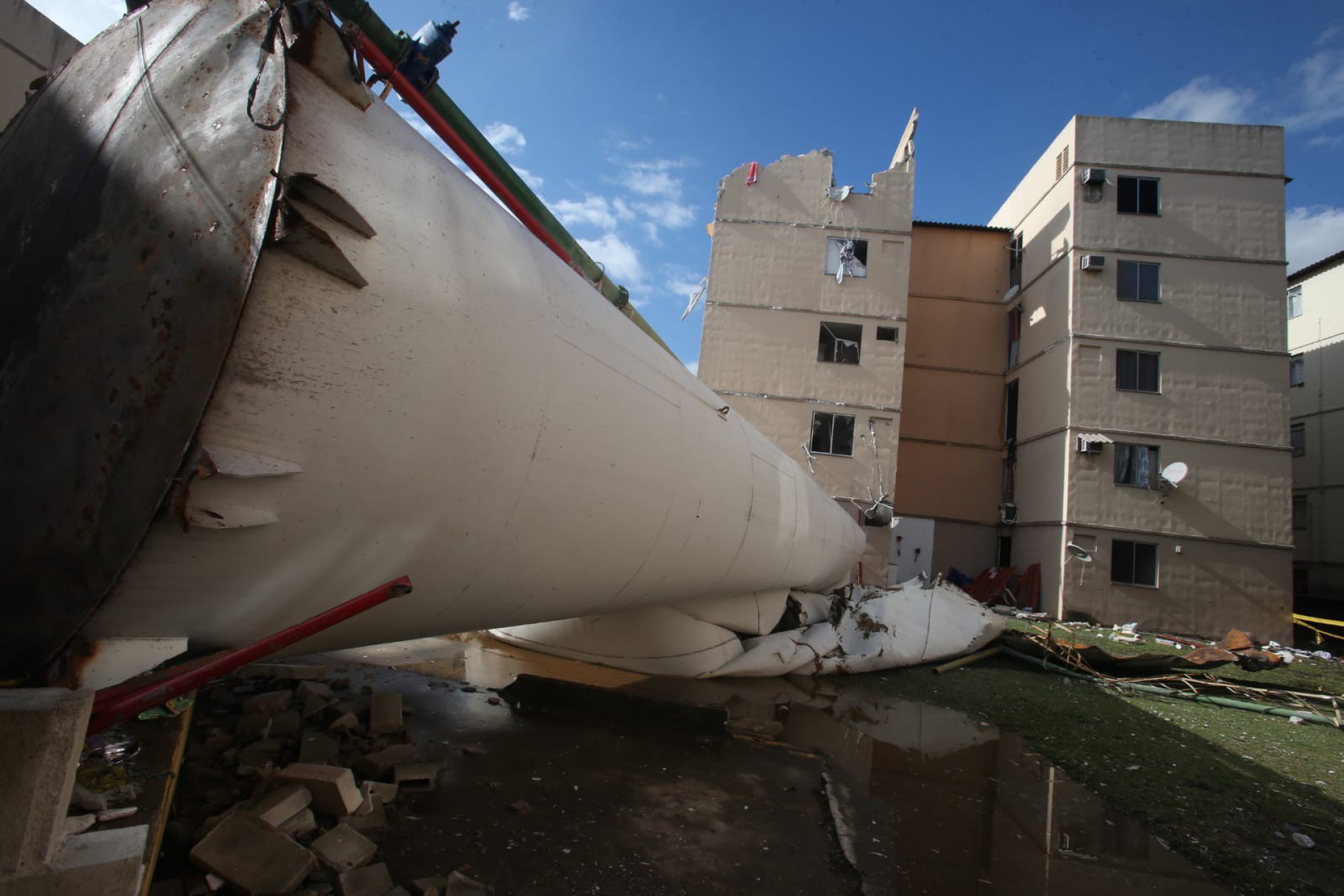 Caixa d'água dobrou e tombou, atingindo o bloco oito do condomínio - Cléber Mendes/Agência O Dia