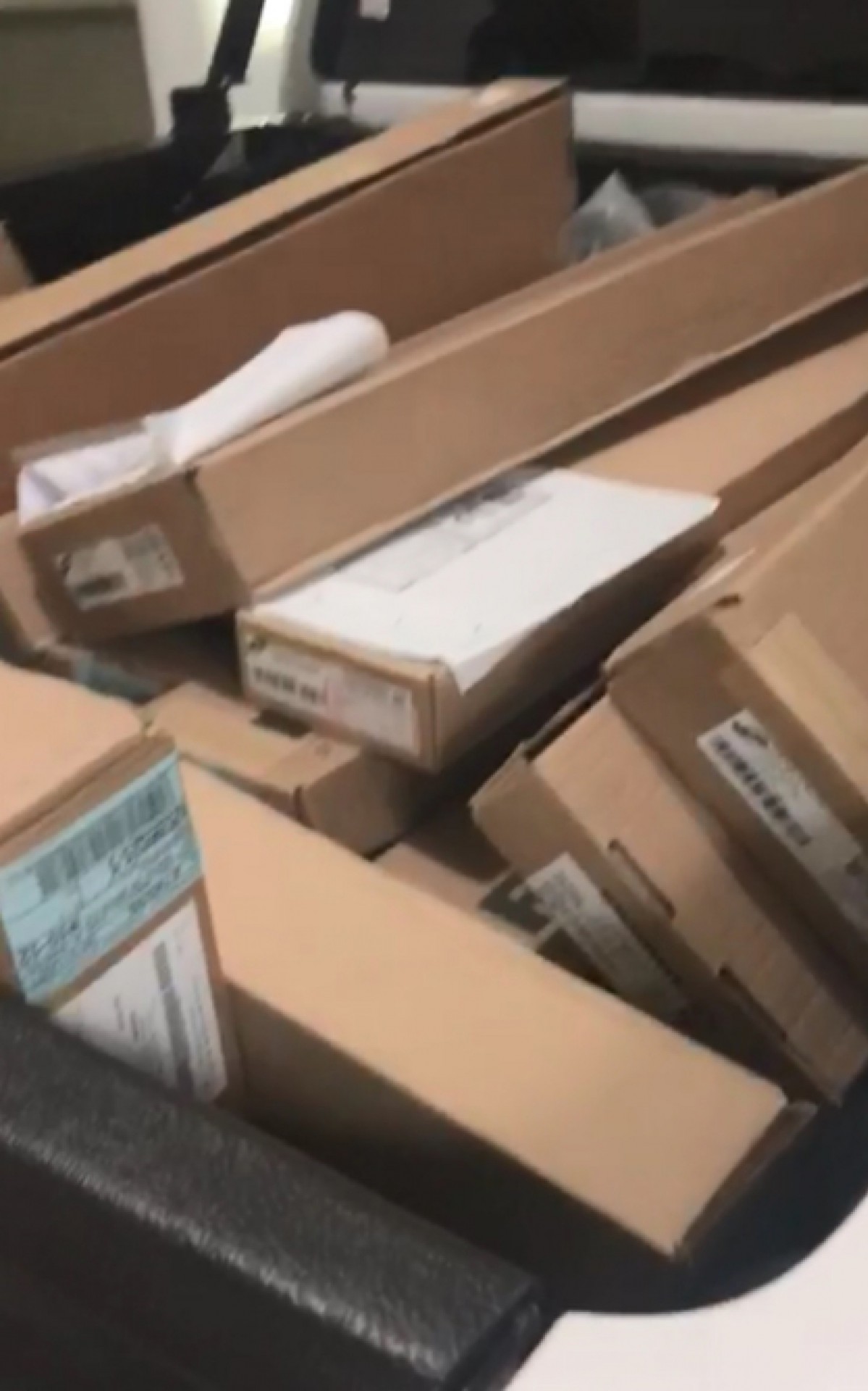 V&aacute;rios carros tiveram que trazer todo o material apreendido para a sede da Desarme, no Jacarezinho