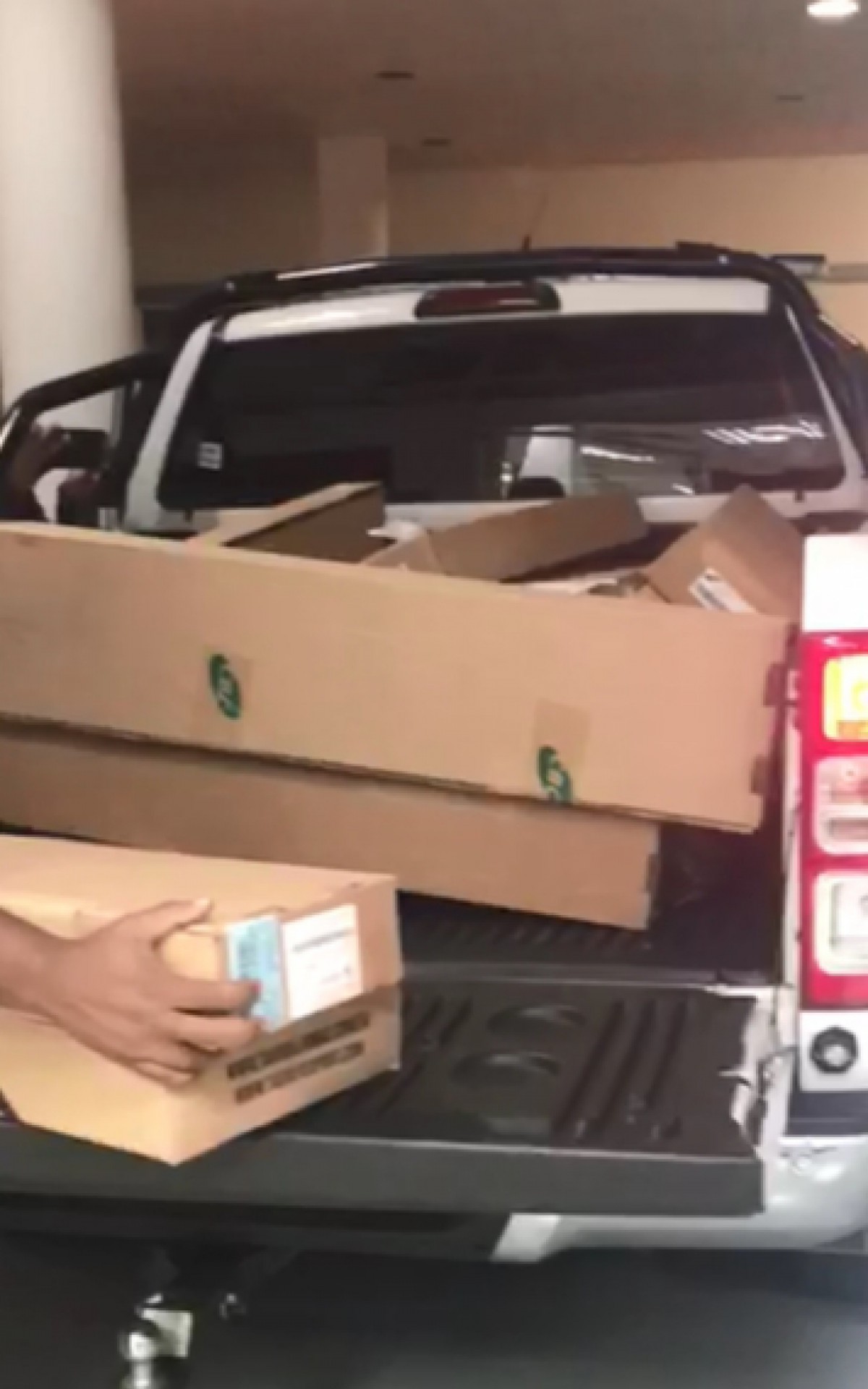 V&aacute;rios carros tiveram que trazer todo o material apreendido para a sede da Desarme, no Jacarezinho