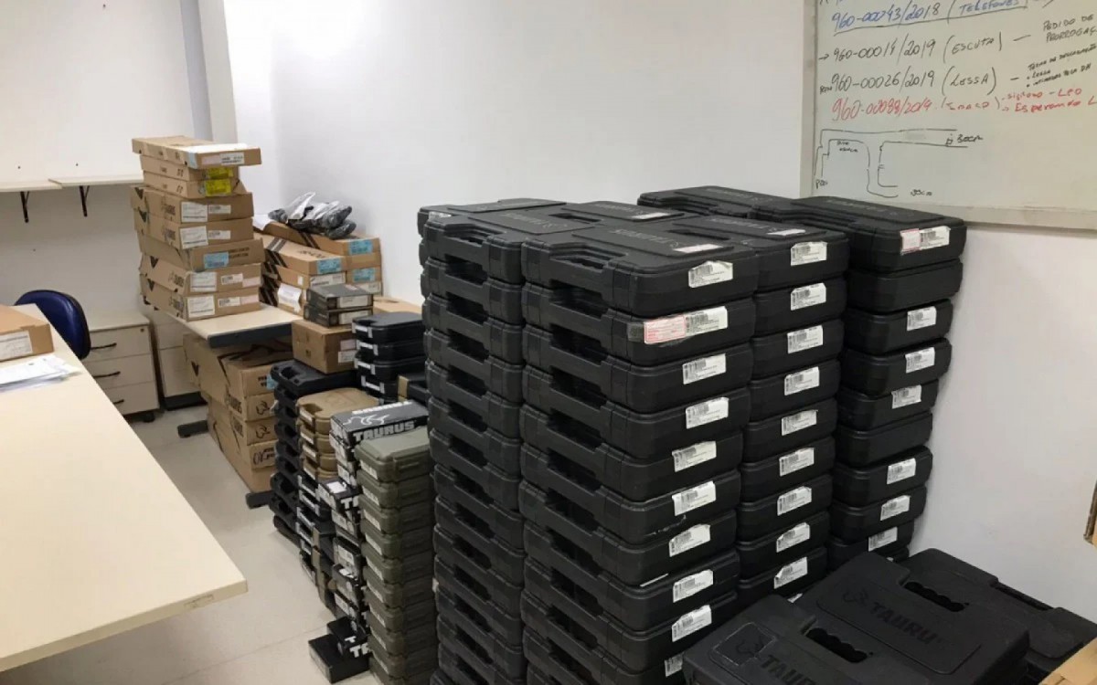 Pol&iacute;cia apreende centenas de armas e milhares de muni&ccedil;&otilde;es de uma loja de armamentos em Nil&oacute;polis