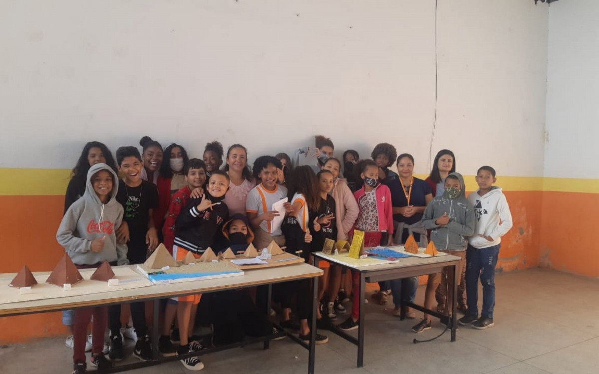 Alunos do 6º ano da E.M Amélia Ricci Baroni junto aos professores, coordenadores e orientadores escolares