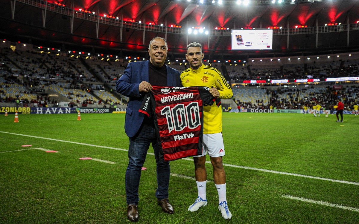 Matheuzinho recebeu a camisa comemorativa de 100 jogos pelo Flamengo de Marcos Braz