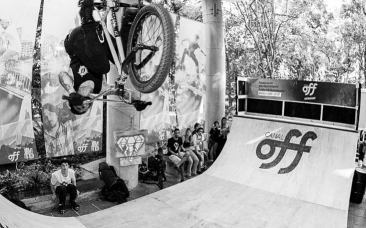 Brian Santos em uma de suas apresentações de BMX no Rio de Janeiro