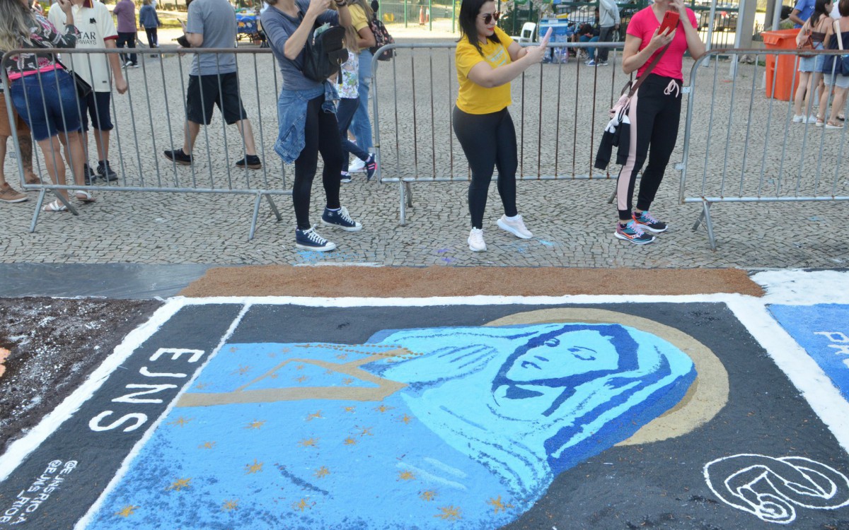 Confecção dos tapetes de sal na Catedral Metropolitana do Rio de Janeiro  
