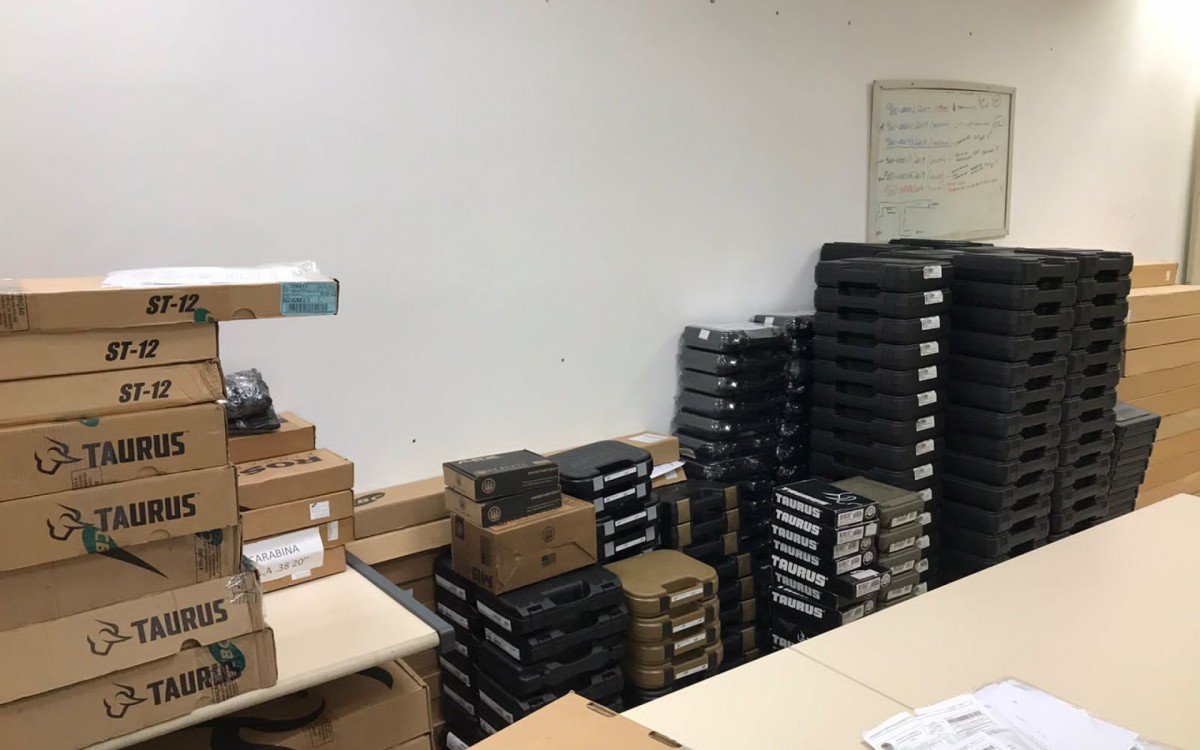 Pol&iacute;cia apreende centenas de armas e milhares de muni&ccedil;&otilde;es de uma loja de armamentos em Nil&oacute;polis