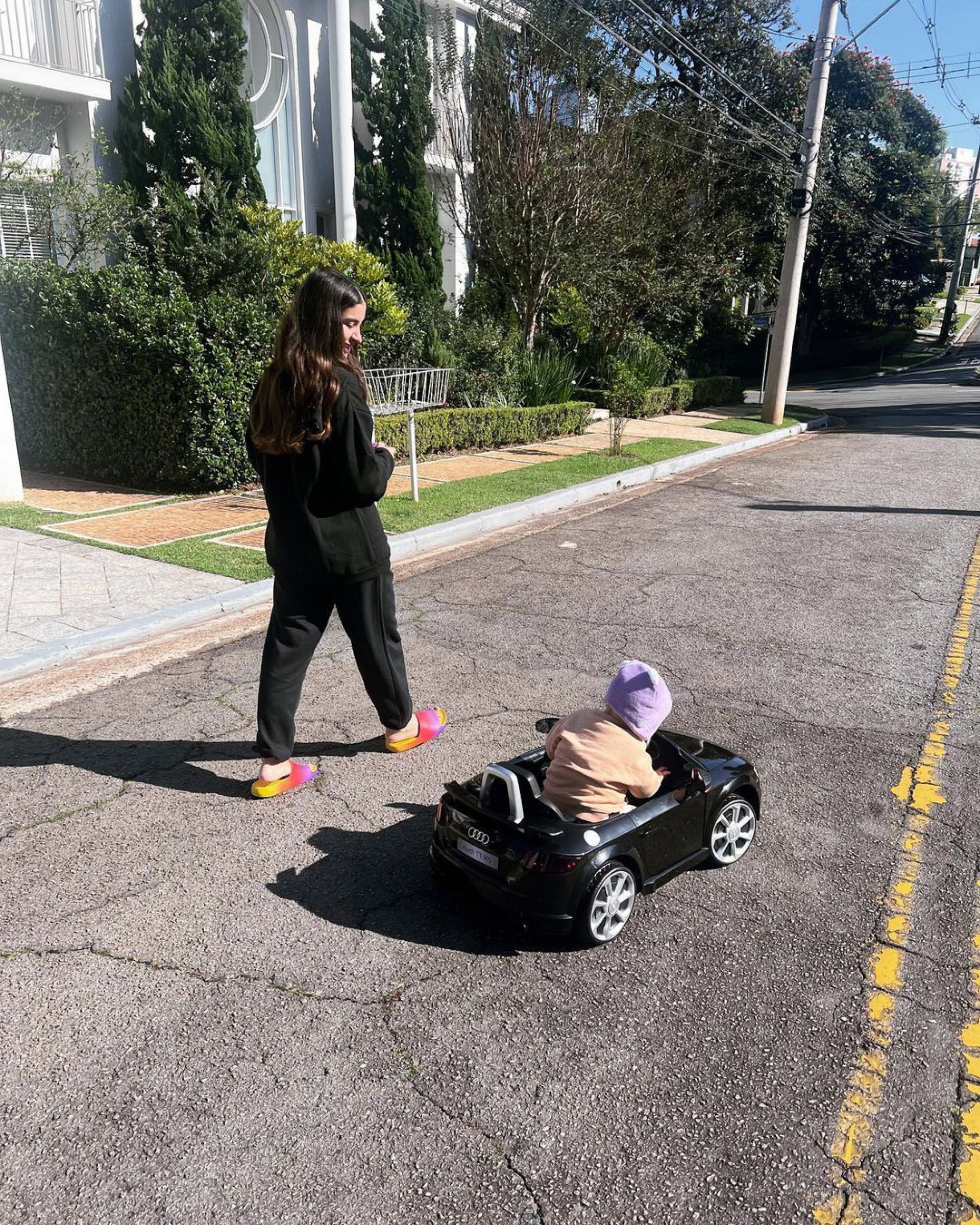 Bianca Andrade presenteia o filho, Cris, com carrinho motorizado - Reprodução/Instagram