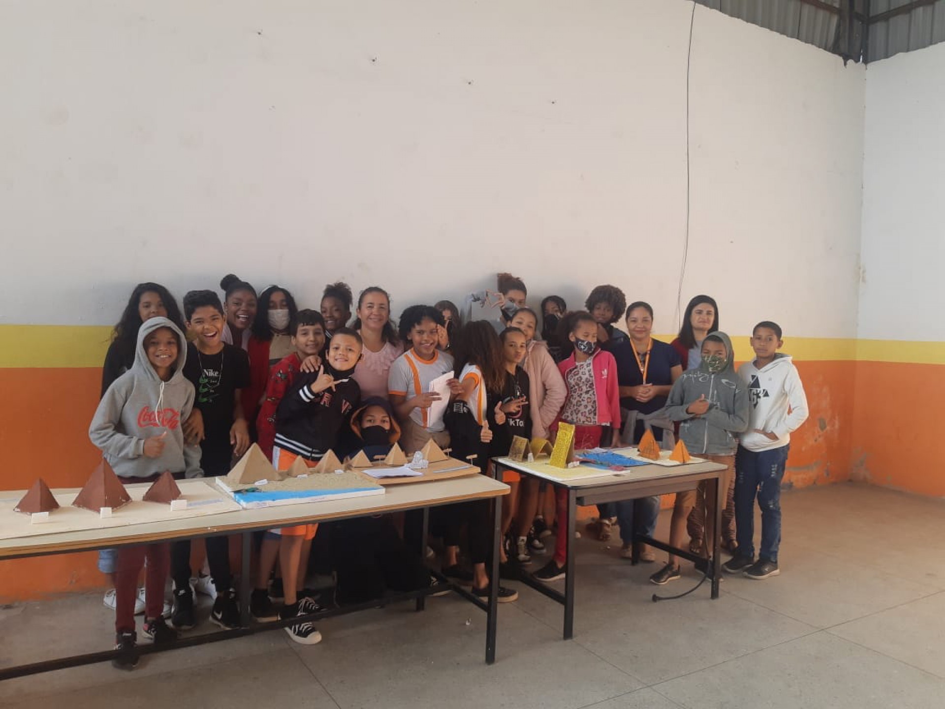 Alunos do 6º ano da E.M Amélia Ricci Baroni junto aos professores, coordenadores e orientadores escolares - Divulgação