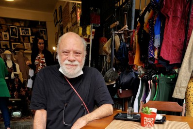 Após internação, Tonico Pereira volta a trabalhar em seu brechó na Zona Sul 