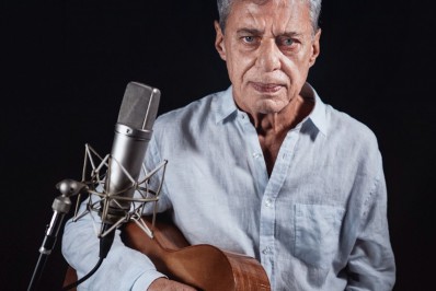 Chico Buarque faz homenagem a Vinicius Junior durante show em Portugal
