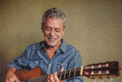 Chico Buarque lança novo single e anuncia turnê com convidada especial