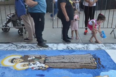 Retorno da confecção dos tapetes de sal marca celebração de Corpus Christi no Rio