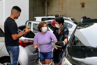 Claudia Rodrigues e a namorada passeiam pela Zona Sul do Rio