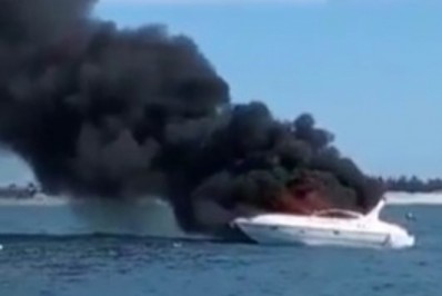 Incêndio destrói lancha no mar de Cabo Frio
