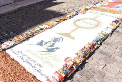 Fiéis produzem tapete de tnt em Saquarema para celebrar Corpus Christi