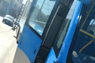Carro avança sinal e provoca acidente com BRT em Madureira