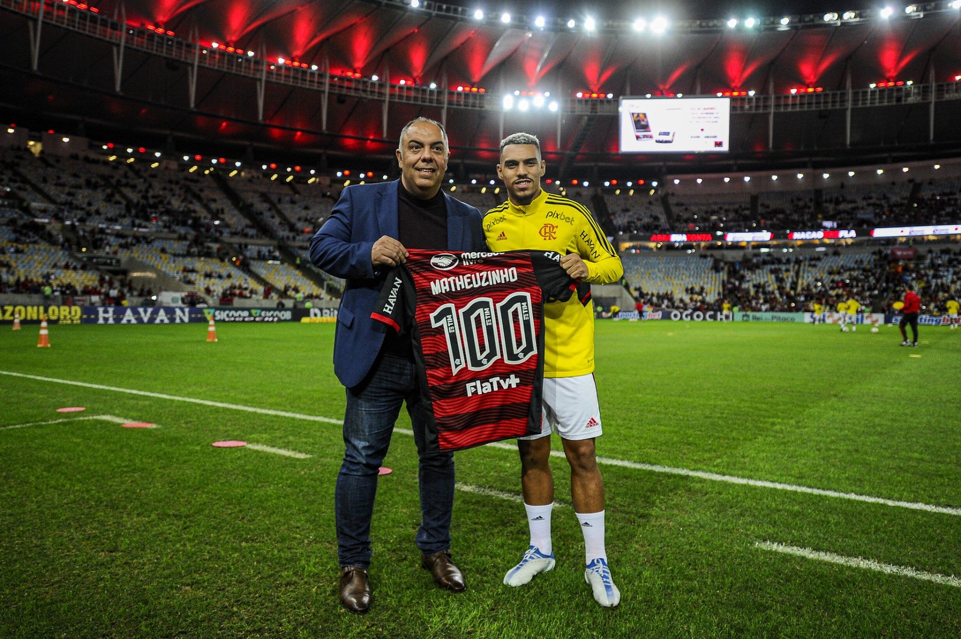 Matheuzinho recebeu a camisa comemorativa de 100 jogos pelo Flamengo de Marcos Braz - Marcelo Cortes/Flamengo