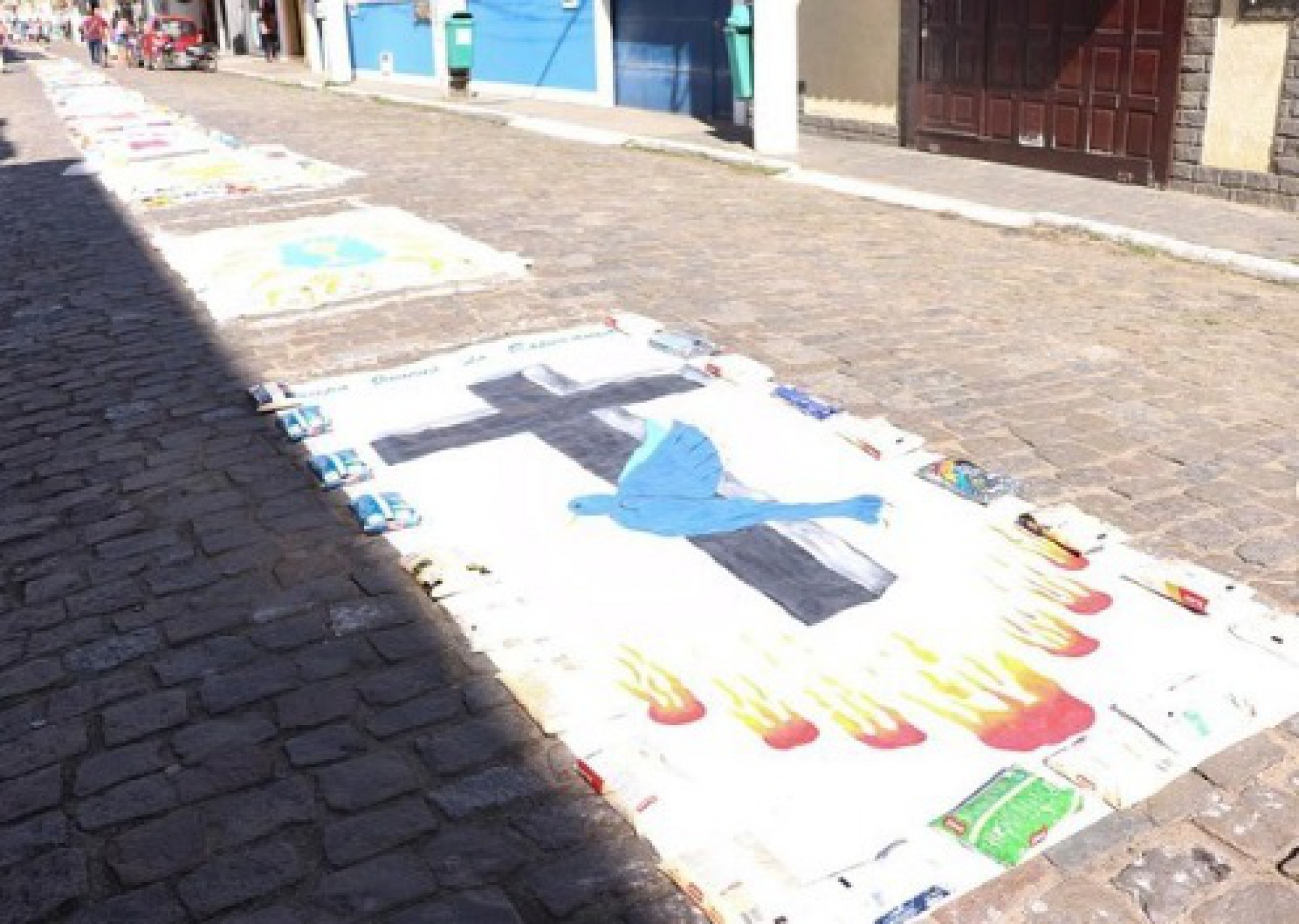 Saquarema produziu tapete de tnt e outros itens em forma de solidariedade este ano - Reprodução/Instagram