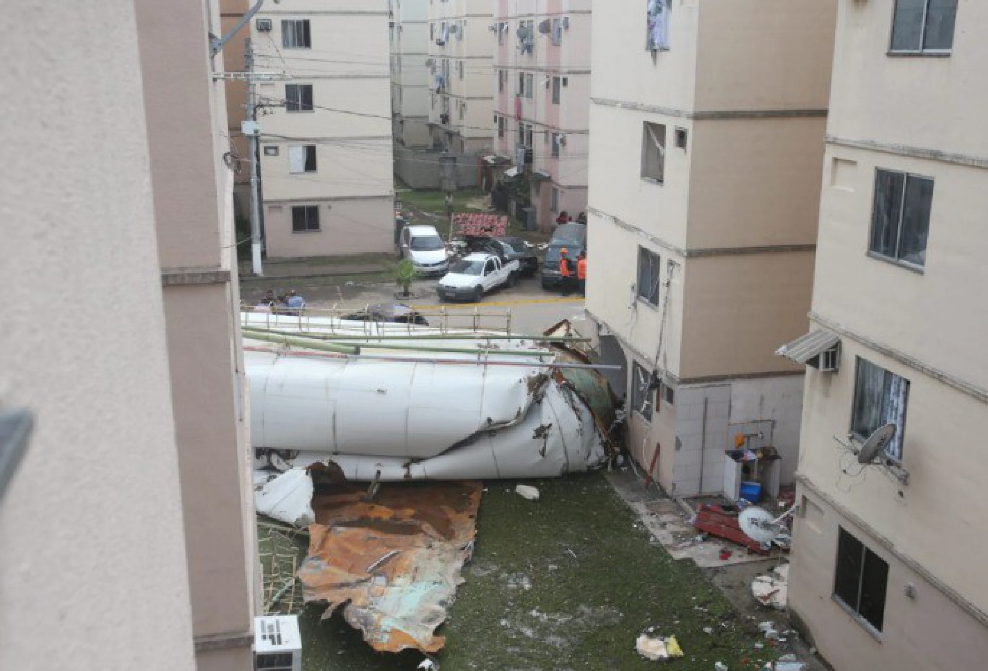 Caixa d'água do Condomínio Leme II caiu e estragou diversos apartamentos do bloco 8 - Cléber Mendes / Agência O Dia