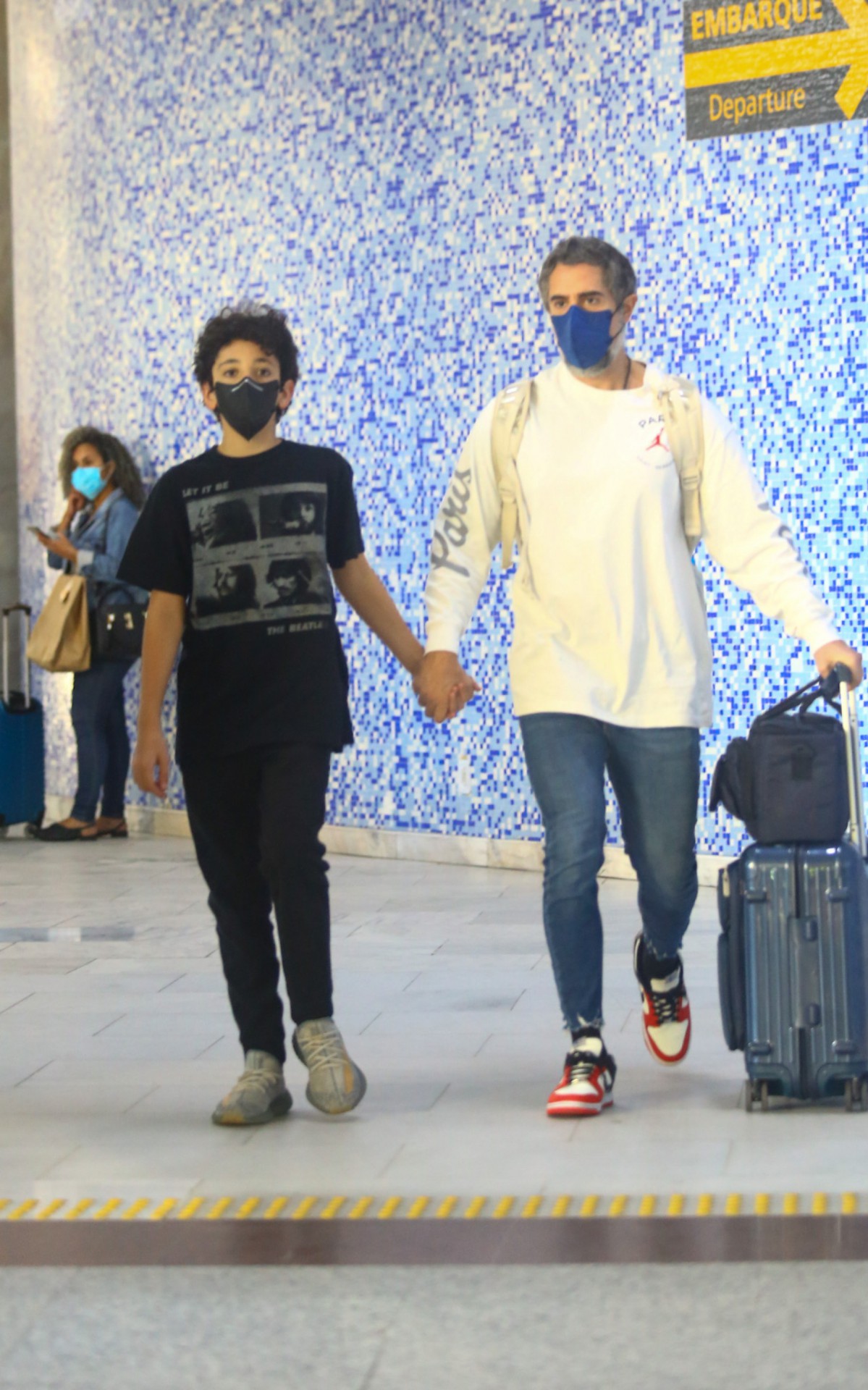 Marcos Mion e seu filho Stefano Mion desembarcam no Santos Dumont