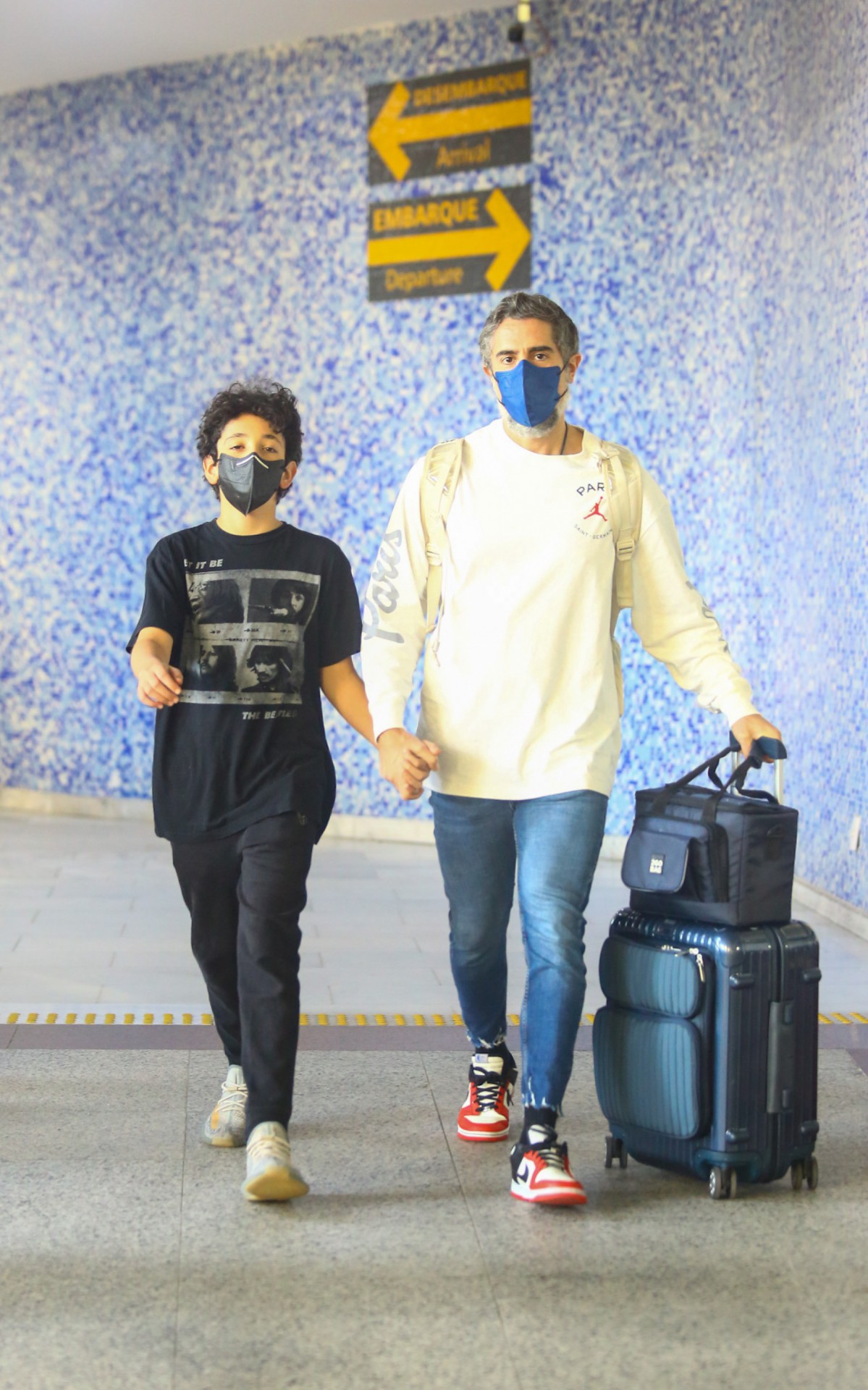 Marcos Mion e seu filho Stefano Mion desembarcam no Santos Dumont