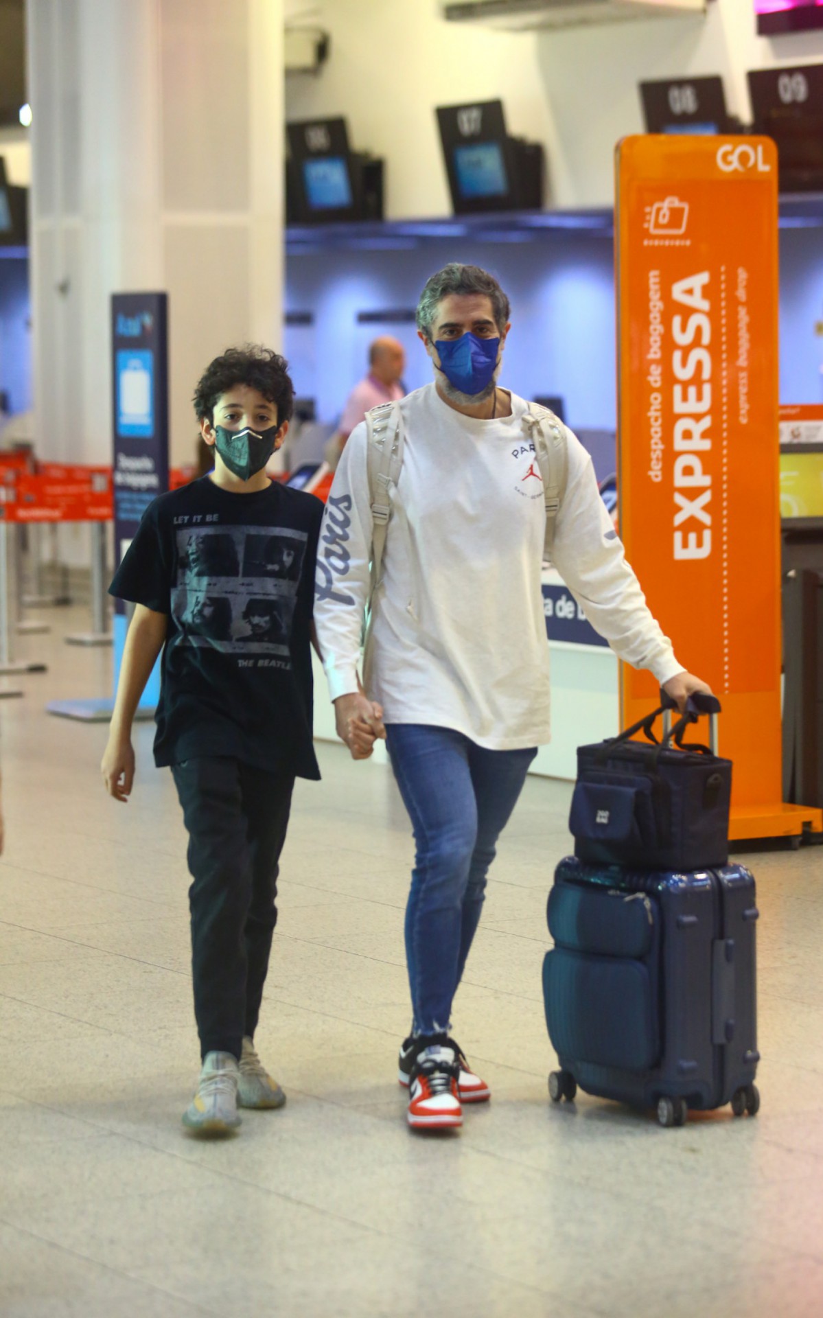 Marcos Mion e seu filho Stefano Mion desembarcam no Santos Dumont