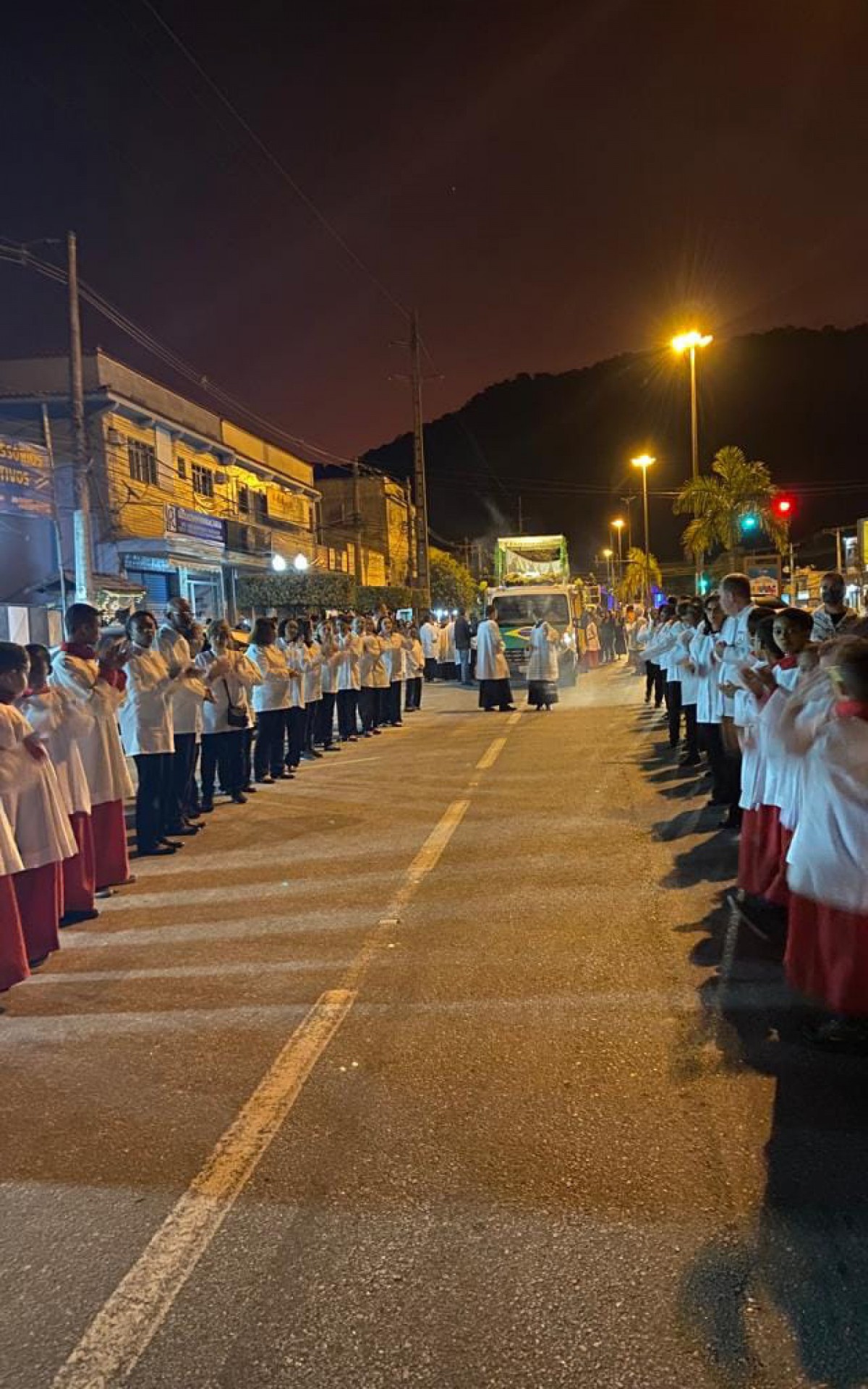 A prociss&atilde;o toma as ruas de Parada Modelo, em Guapimirim