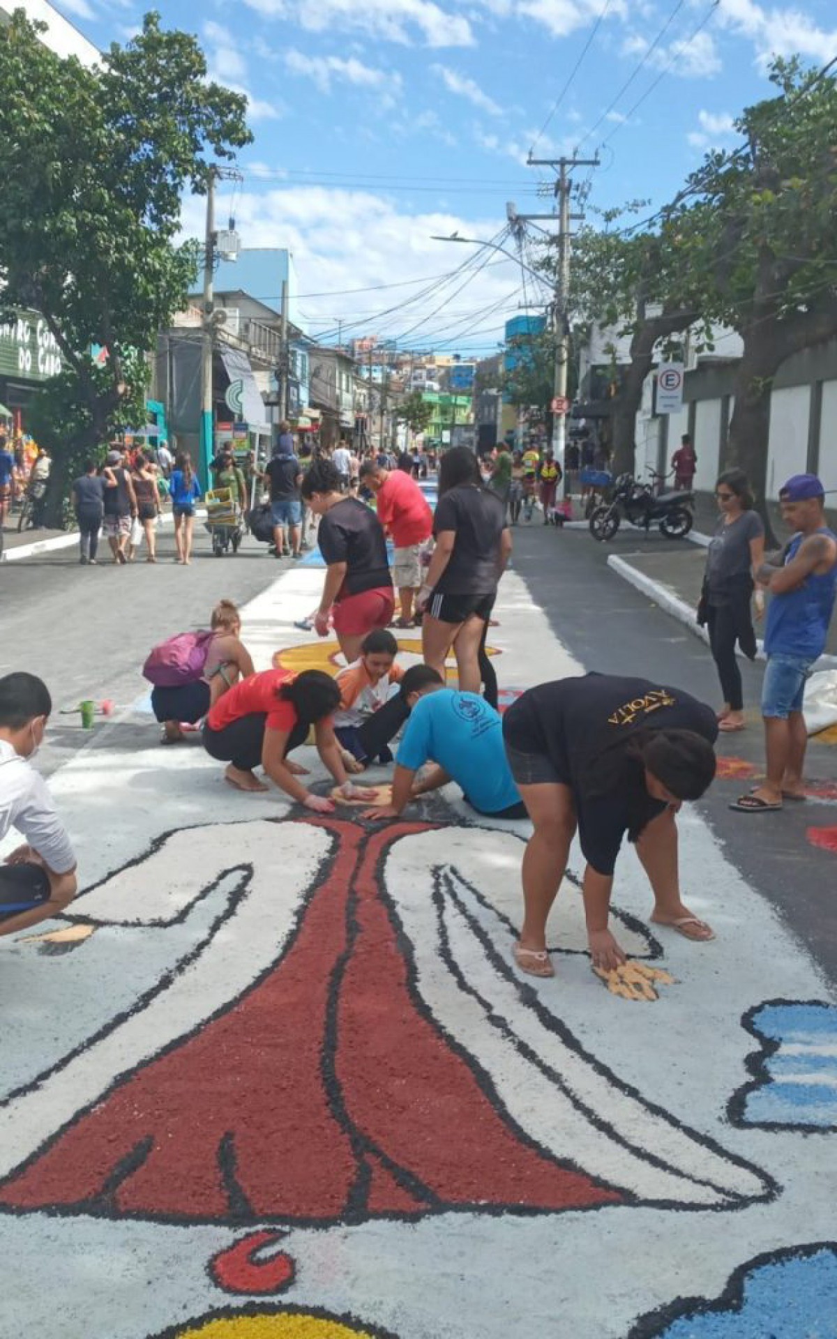 Tapetes de sal colorindo as ruas de Arraial do Cabo
