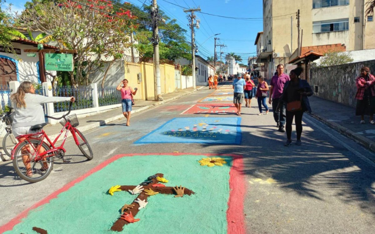 A tradição dos tapetes é a preparação da via onde o sacramento vai passar