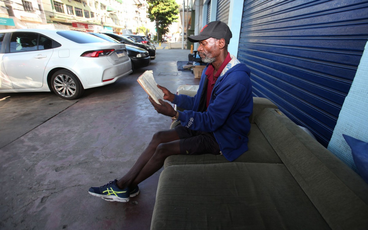 Rio,17/06/2022- BONSUCESSO, Materia Especial,populacao de rua, pessoas que perderam sua moradia durante a pandemia. Na foto. Sandro Athayde ,mora na calcada na rua Cardoso de Moraes.Foto: Cleber Mendes/Agência O Dia