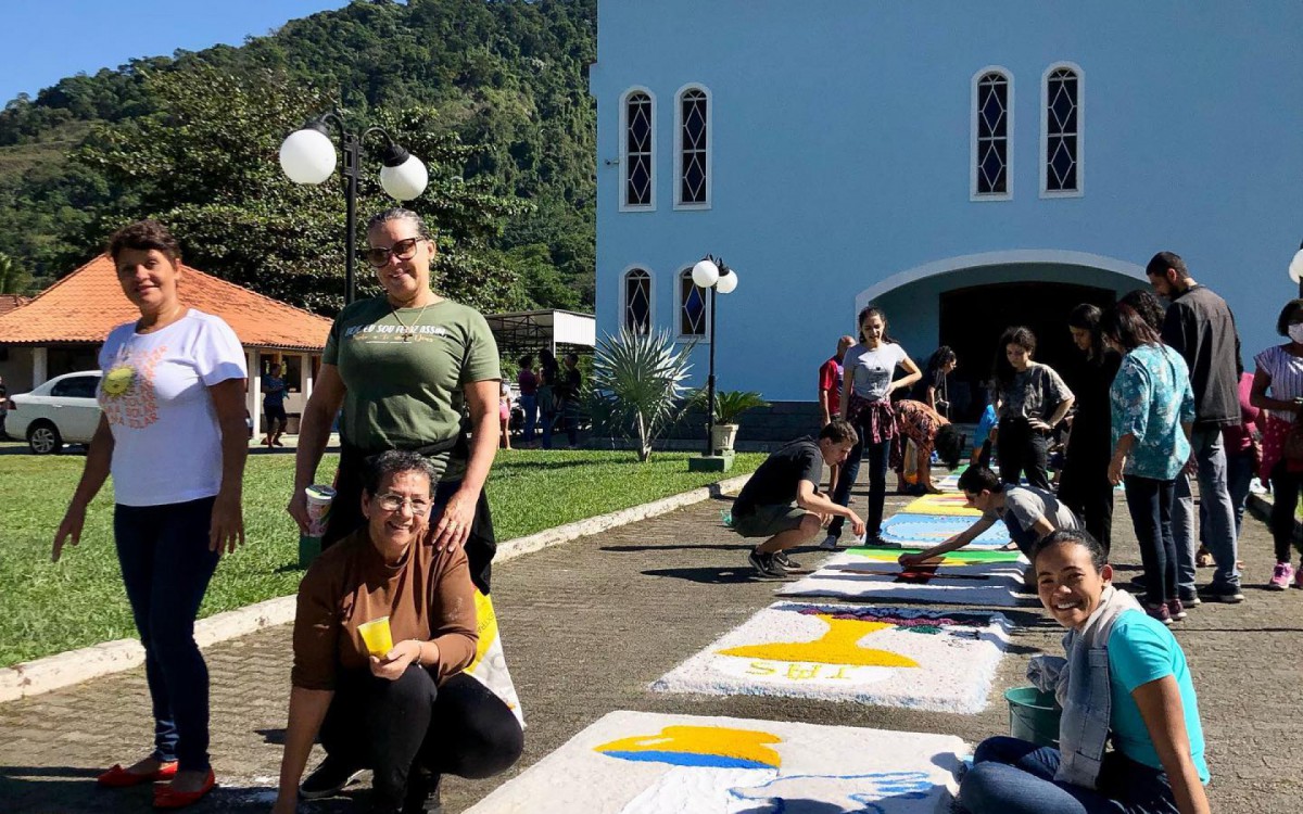 A entrada da igreja estava enfeitada com os belos tapetes com s&iacute;mbolos eucar&iacute;sticos