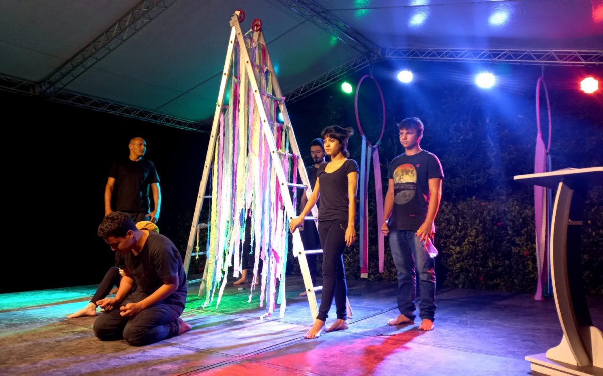 Alunos das Oficinas do Teatro Municipal apresentam esquetes para o p&uacute;blico.  - Foto: Chiara Martelotta