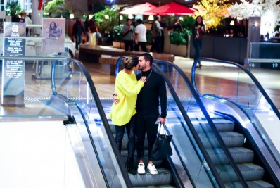 Arthur Aguiar e Maíra Cardi namoram durante passeio no shopping